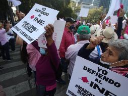 López Obrador señaló que la gente sabe que se ha padecido de fraudes y es una vergüenza que estén queriendo mantener un sistema antidemocrático y que salgan a marchar por eso. SUN / ARCHIVO