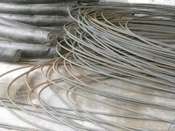 A los detenidos se les encontró 54 varillas de acero de aproximadamente 12 metros de largo y media pulgada de grosor, que eran propiedad de Ferromex. ESPECIAL /