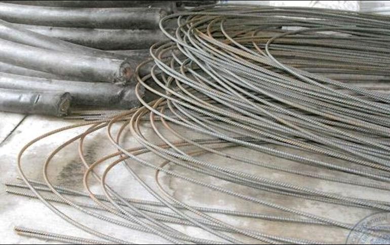 A los detenidos se les encontró 54 varillas de acero de aproximadamente 12 metros de largo y media pulgada de grosor, que eran propiedad de Ferromex. ESPECIAL /