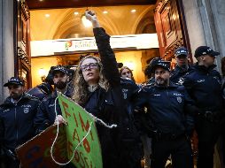 Jóvenes activistas se manifestaron en Lisboa mientras pedían la renuncia del ministro António Silva. EFE/R. ANTUNES