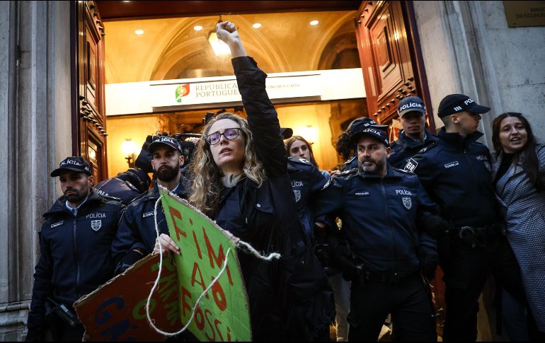 Jóvenes activistas se manifestaron en Lisboa mientras pedían la renuncia del ministro António Silva. EFE/R. ANTUNES
