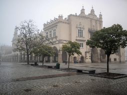 Una vista de la Plaza del Mercado Principal durante la niebla matutina en Cracovia, al sur de Polonia. EFE/L. Gagulsk