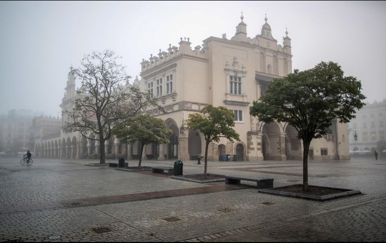 Una vista de la Plaza del Mercado Principal durante la niebla matutina en Cracovia, al sur de Polonia. EFE/L. Gagulsk