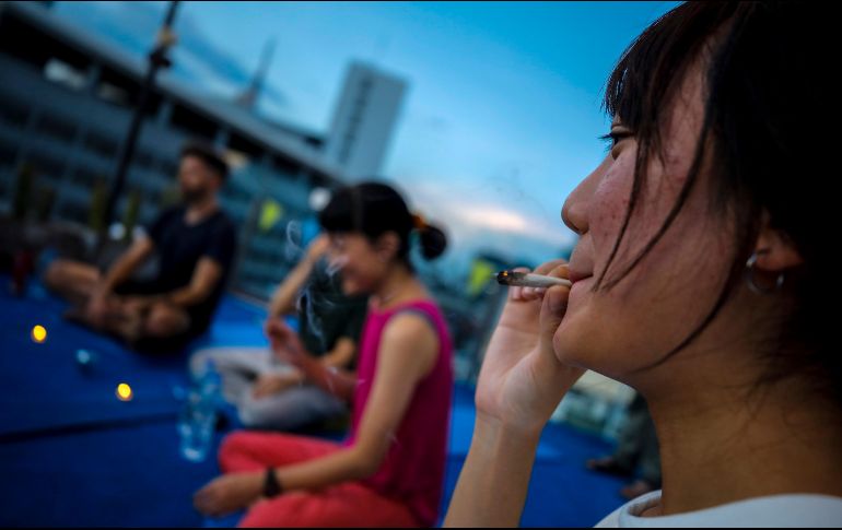 La mariguana se fuma sin filtro, mientras que el tabaco suele filtrarse, lo que causa más daño a los tejidos pulmonares. EFE/D. Azubel