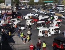 Los mototaxistas se manifestaron y bloquearon avenida López Mateos. EL INFORMADOR/ ALONSO CAMACHO