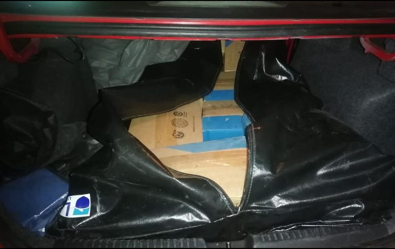 En la parte trasera del automotor se apreciaban diversos bultos, lo cual le pareció sospechoso a los agentes estatales. ESPECIAL