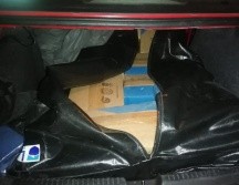 En la parte trasera del automotor se apreciaban diversos bultos, lo cual le pareció sospechoso a los agentes estatales. ESPECIAL