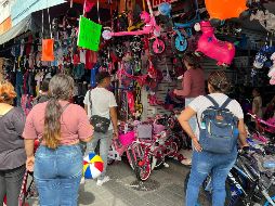 Tapatíos ya iniciaron con la lista de Santa para encontrar mejores ofertas. EL INFORMADOR/ ARTURO NAVARRO