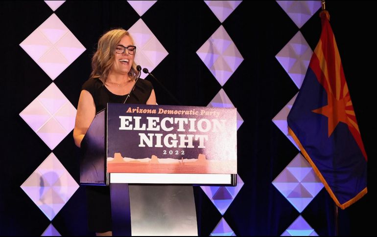 Katie Hobbs derrotó a la republicana Kari Lake y gobernará Arizona. AFP