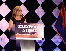 Katie Hobbs derrotó a la republicana Kari Lake y gobernará Arizona. AFP