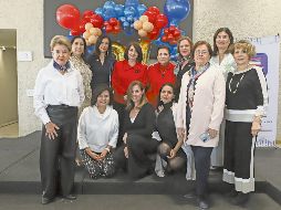 Miembros de la Asociación de Clubes del Libro en la ciudad posan con Marisol Schulz (al centro y de abrigo rojo). EL INFORMADOR/ C. Zepeda