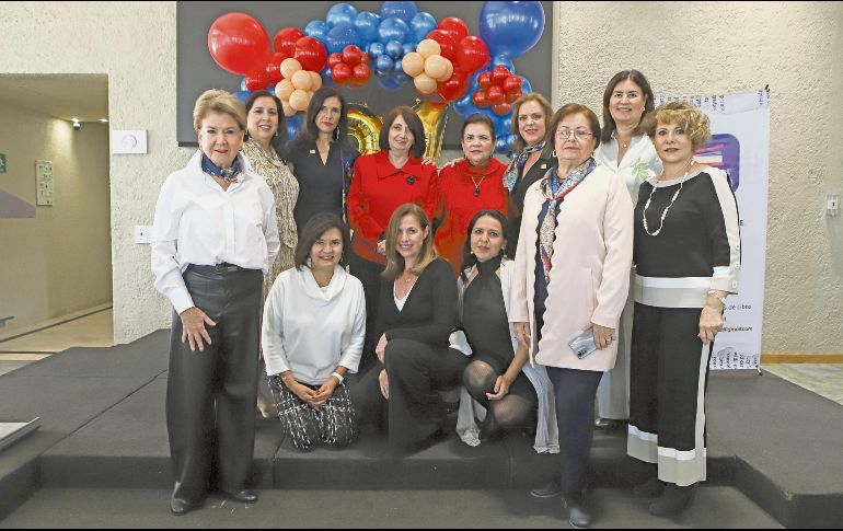 Miembros de la Asociación de Clubes del Libro en la ciudad posan con Marisol Schulz (al centro y de abrigo rojo). EL INFORMADOR/ C. Zepeda