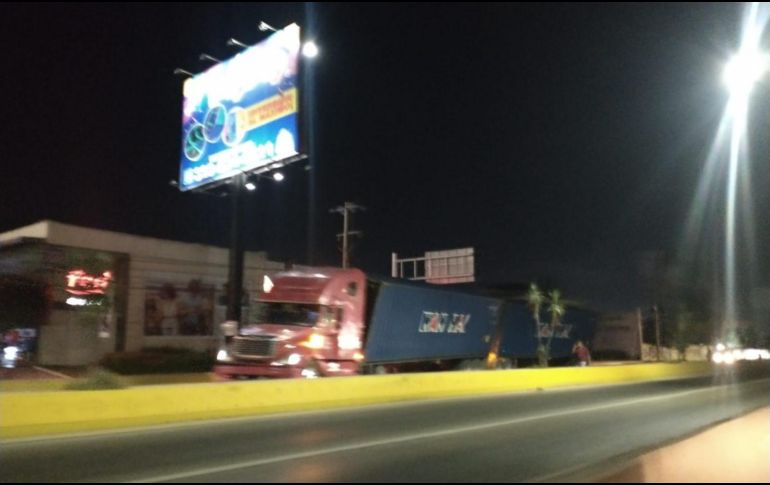 A las 9:19 horas, el Gobierno de Tlajomulco dijo que en el lugar ya hay una grúa y autoridades trabajan para remover el tractocamión ESPECIAL /