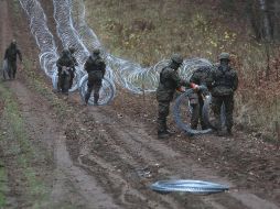Según los elementos adelantados por Varsovia, el misil que cayó en Polonia sobre su frontera este y mató a dos personas procedería de Ucrania, algo que Kiev rechazó reiterando que era ruso. EFE / A. Reszko
