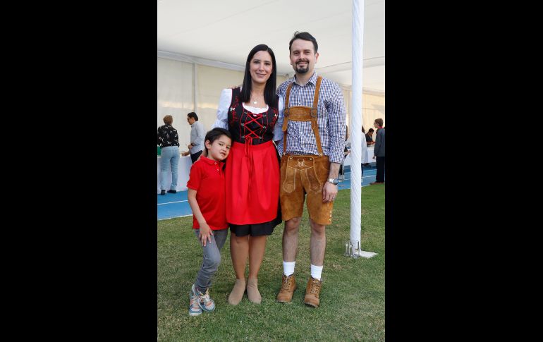 Carlo y Karina Ley con Luis Carlos Morales. GENTE BIEN JALISCO/Claudio Jimeno