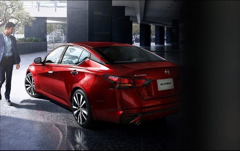 Todas las versiones de este vehículo sedán cuentan con faros con función de encendido automático. ESPECIAL