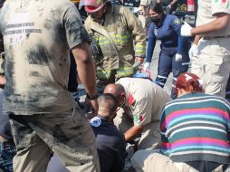 En la alcantarilla se tenía poca concentración de oxígeno y se detectaron dos gases, ácido sulfúrico y amoniaco, lo que provocó que los trabajadores quedaran inconscientes al interior del pozo. ESPECIAL