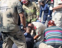 Dos trabajadores del Siapa cayeron a una alcantarilla donde había poco oxígeno, pero fueron rescatados con vida. ESPECIAL