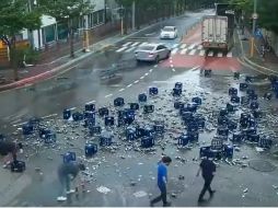 En tan sólo 30 minutos la calle se limpió en su totalidad gracias al trabajo en conjunto. ESPECIAL/CAPTURA DE VIDEO