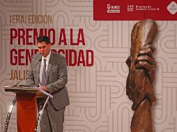 Íñigo González Covarrubias acudió al Teatro Degollado para recibir el reconocimiento entregado a su padre José Luis González Íñigo, fundador y presidente del Banco de Alimentos Guadalajara. EL INFORMADOR/ A. Camacho
