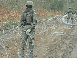 Militares polacos colocan alambradas al norte de su país, donde comparten frontera con el enclave ruso de Kaliningrado. EFE