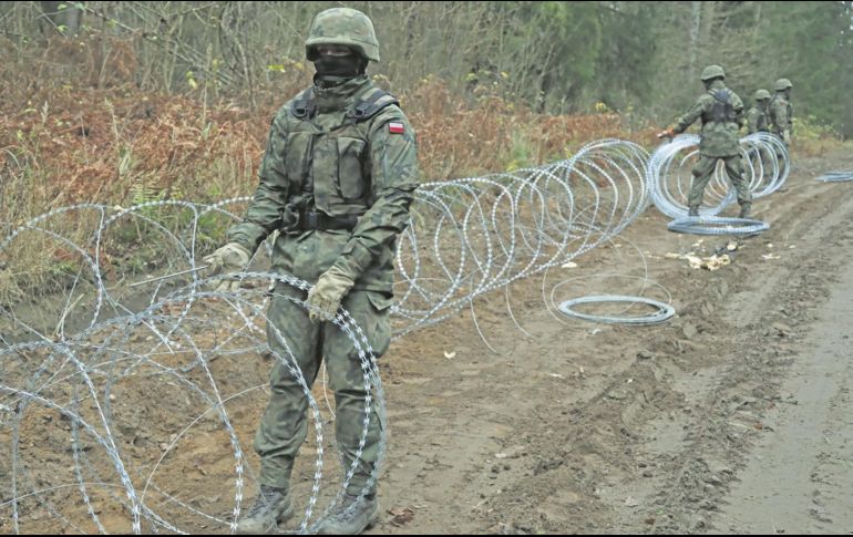 Militares polacos colocan alambradas al norte de su país, donde comparten frontera con el enclave ruso de Kaliningrado. EFE