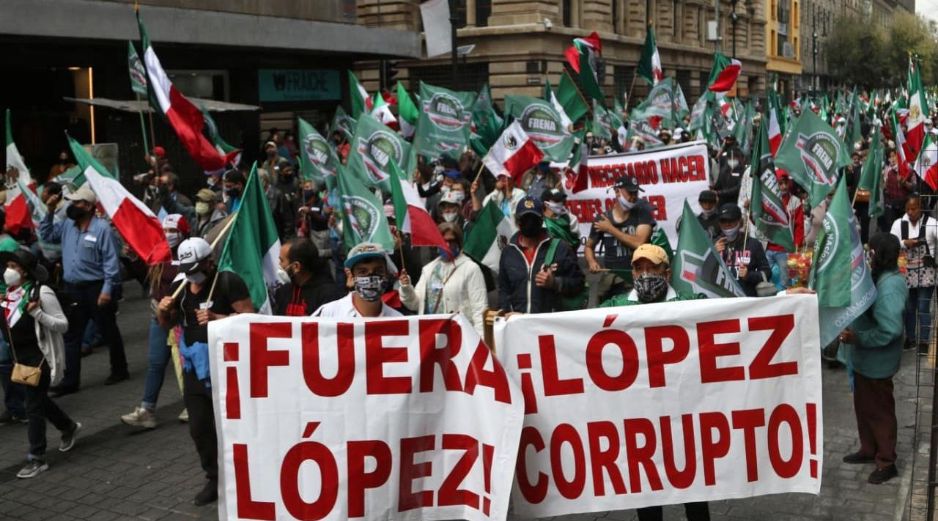 Lozano, quien tenía programada una marcha también el 27 de noviembre para pedir la renuncia del Presidente en el Zócalo, acusa que a su movimiento le van a poner 