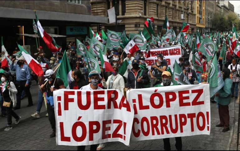 Lozano, quien tenía programada una marcha también el 27 de noviembre para pedir la renuncia del Presidente en el Zócalo, acusa que a su movimiento le van a poner 
