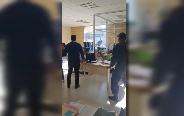 En redes sociales se viralizó un video donde se observa cómo el sujeto detenido toma un objeto punzocortante y amenaza al personal e inició su intento de fuga. ESPECIAL /