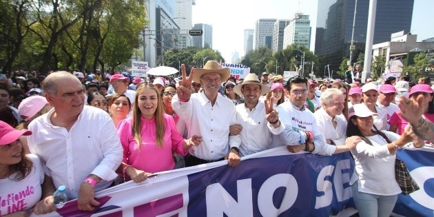 López Obrador acusa a asistentes de marcha por INE de apoyar "antidemocracia"