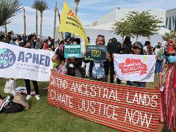 Activistas climáticos se manifiestan a las afueras de la sede de la COP27 en Egipto. AFP/A. Gharabli