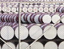 En la imagen un registro de archivo de cientos de barriles de petróleo. EFE/ARCHIVO