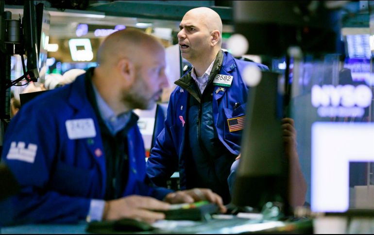 Entre las 30 empresas cotizadas del Dow Jones, destacaba la bajada de un 3.5 % de Salesforce y la subida de 4.96 % de Cisco. EFE/J. Lane