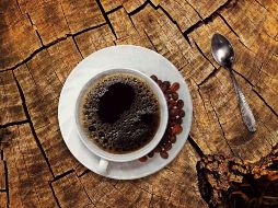 La cafeína se encuentra en más de 60 especies de plantas y semillas. En estricto sentido la encontramos de manera natural, pero también es utilizada de manera artificial para agregarla a algunos alimentos. Pixabay