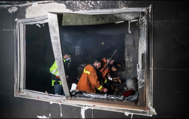 La Defensa Civil de Gaza atribuyó el incendio a los contenedores de gasolina que se encontraban almacenados en el edificio. AFP/M. Hams