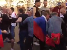 Dos aficionados, aparentemente rusos, se encontraban en el suelo enganchados en una pelea, mientras distintas personas trataban de separarlos. ESPECIAL