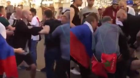 Dos aficionados, aparentemente rusos, se encontraban en el suelo enganchados en una pelea, mientras distintas personas trataban de separarlos. ESPECIAL