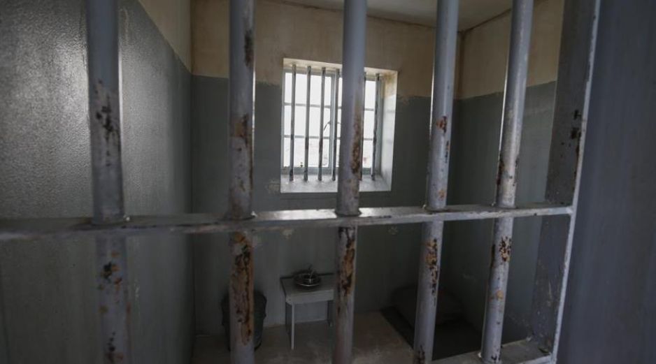 Agentes redujeron a decenas de presos que dejaron maniatados y tirados en el patio de la prisión para evitar que opusiesen resistencia violenta. EFE/ARCHIVO