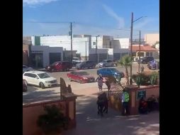 En el video se aprecia cómo personas corren a refugiarse en las instalaciones. ESPECIAL/CAPTURA DE VIDEO