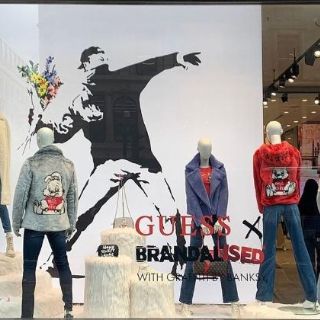 Banksy alborota las redes por el uso de sus obras en tienda Guess sin consentimiento