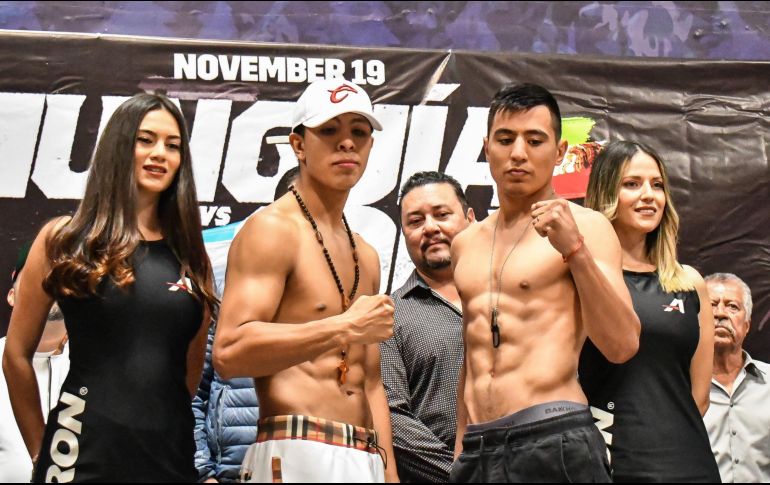 En la ceremonia, Munguía (izq) llegó a las 159.83 libras, mientras que Coria (der) estuvo en las 159.39 en una pelea pactada a 160 libras. FACEBOOK / CODE