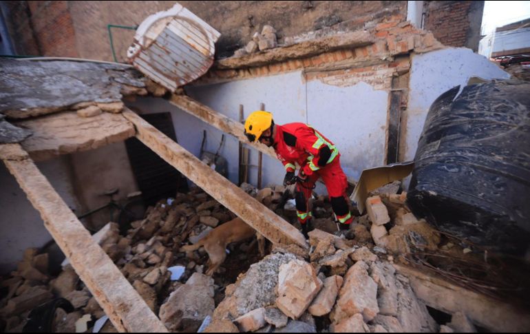 El techo de una finca de la colonia Santa Cecilia colapsó dejando cuatro personas lesionadas. ESPECIAL