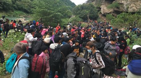 Cientos de migrantes son vistos hoy cerca del poblado de Copainalá, estado de Chiapas. EFE/J. Blanco