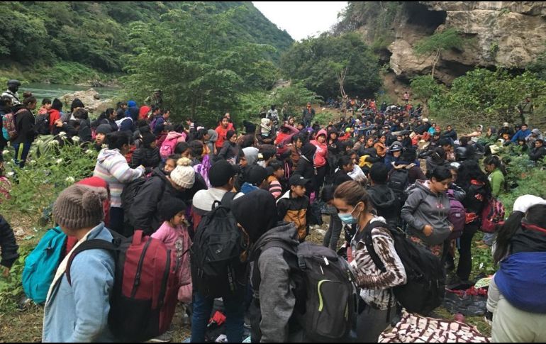 Cientos de migrantes son vistos hoy cerca del poblado de Copainalá, estado de Chiapas. EFE/J. Blanco