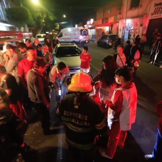 Choca contra puesto tacos e intenta escapar; hay seis heridos