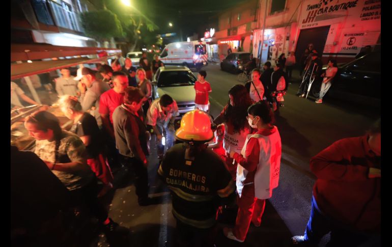 Choca contra puesto tacos e intenta escapar; hay seis heridos