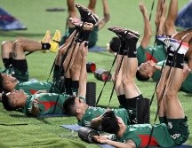 Con el grupo de 'sparrings' en un lado del terreno, en el otro los jugadores del Tri completaron ejercicios de calentamiento con el balón y estiramientos. AFP / A. Estrella