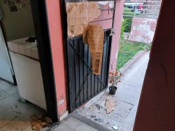 Los oficiales detienen a un hombre que presuntamente agredía a una mujer de la tercera edad, y le aseguraron una navaja y cerca de mil 400 pesos le robó a la afectada. ESPECIAL / Policía de Guadalajara