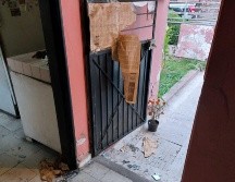 Los oficiales detienen a un hombre que presuntamente agredía a una mujer de la tercera edad, y le aseguraron una navaja y cerca de mil 400 pesos le robó a la afectada. ESPECIAL / Policía de Guadalajara