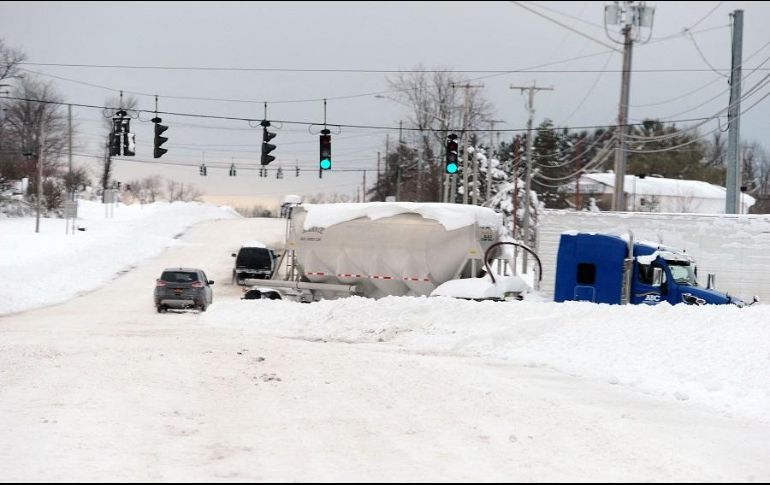 La tormenta causó estragos en algunas calzadas y los grandes vehículos de carga que debieron tomar rutas alternas. AFP/J. Normile